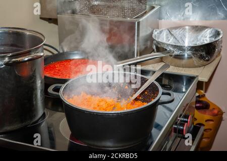Gemüsegomatensuppe . Der Prozess des Kochens Gemüsegomate Gazpacho Suppe in der Kochkurs. Essen im Restaurant Stockfoto