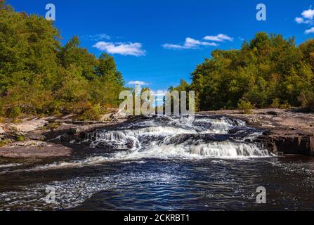 Warnertown Falls ist eine niedrige anmutige Kaskade entlang Tobyhanna Creek in Pennsylvania Pocono Mountains. Stockfoto