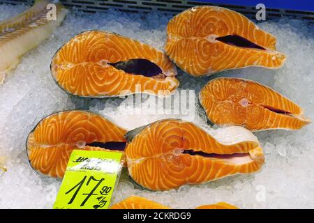 Lachs, Fischgeschäft, Zentralmarkt, Centraltirgus, Riga, Lettland, Europa Stockfoto