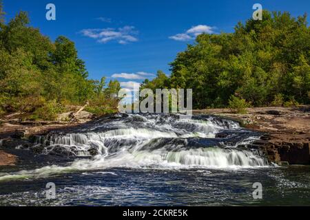 Warnertown Falls ist eine niedrige anmutige Kaskade entlang Tobyhanna Creek in Pennsylvania Pocono Mountains. Stockfoto