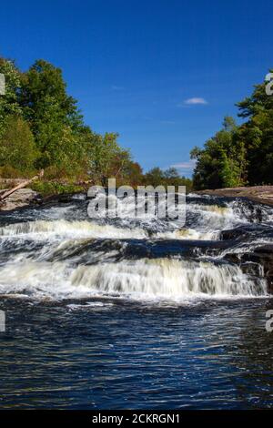 Warnertown Falls ist eine niedrige anmutige Kaskade entlang Tobyhanna Creek in Pennsylvania Pocono Mountains. Stockfoto