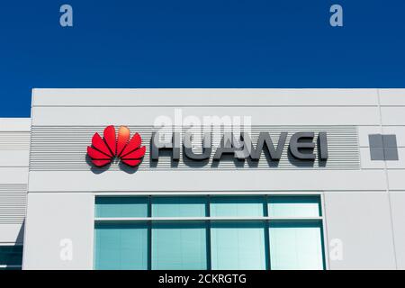 Huawei Technologies Forschungs- und Entwicklungscampus außen im Silicon Valley mit Firmenzeichen auf dem Firmengebäude - Santa Clara, ca. Stockfoto