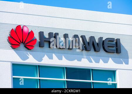 Huawei Technologies Forschungs- und Entwicklungscampus außen im Silicon Valley mit Firmenzeichen auf dem Firmengebäude - Santa Clara, ca. Stockfoto