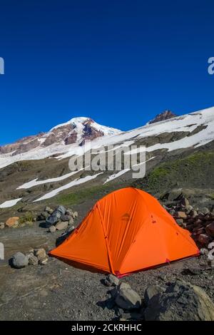 Tentsite, die von Kletterern und Rucksacktouristen im Hogsback Camp am Heliotrope Ridge unterhalb des Mount Baker, Mount Baker-Snoqualmie National Forest, Washington S, genutzt wird Stockfoto