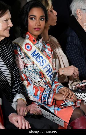 Clemence Botino Miss France 2020 Clemence Botino zusammen mit Ophely Mezino 1. Dauphine von  Miss World 2019 wird von Menschenmassen am Flughafen Pointe a Pitre in  Guadeloupe, Französisch-Westindien, begrüßt, als sie nach ihrer Wahl