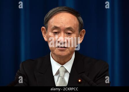 (200916) -- TOKIO, 16. September 2020 (Xinhua) -- Yoshihihide Suga, Japans neuer Premierminister, spricht während einer Pressekonferenz in Tokio, Japan, am 16. September 2020. Yoshihide Suga, der neue Vorsitzende der regierenden Liberaldemokratischen Partei, wurde am Mittwoch in einer außerordentlichen Parlamentssitzung zum neuen japanischen Premierminister gewählt, um Shinzo Abe zu folgen. (Carl Court/Pool via Xinhua) Quelle: Xinhua/Alamy Live News Stockfoto
