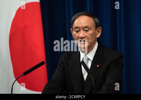 (200916) -- TOKIO, 16. September 2020 (Xinhua) -- Yoshihihide Suga, Japans neuer Premierminister, spricht während einer Pressekonferenz in Tokio, Japan, am 16. September 2020. Yoshihide Suga, der neue Vorsitzende der regierenden Liberaldemokratischen Partei, wurde am Mittwoch in einer außerordentlichen Parlamentssitzung zum neuen japanischen Premierminister gewählt, um Shinzo Abe zu folgen. (Carl Court/Pool via Xinhua) Quelle: Xinhua/Alamy Live News Stockfoto
