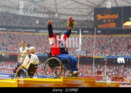 Peking, China 8. September 2008: Eva Kacanu aus der Tschechischen Republik winkt der Menge zu, nachdem sie während der Paralympics in Peking die F54-56-Frauenschoss-Veranstaltung im Vogelnest gewonnen hat. ©Bob Daemmrich Stockfoto