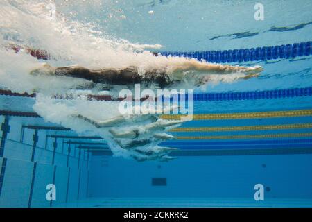 Peking, China 9. September 2008: Tag drei des Wettbewerbs bei den Pekinger Paralympics: Start des 100-Meter-Schmetterlings von Männern aus einem Unterwasserfenster. ©Bob Daemmrich Stockfoto