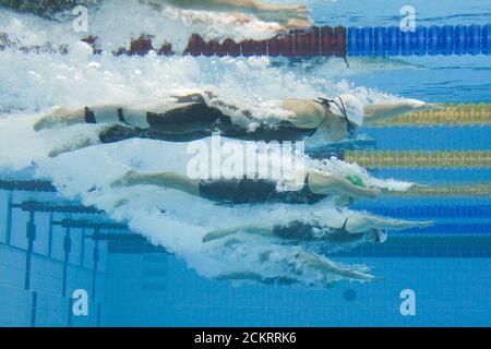 Peking, China 9. September 2008: Tag drei des Wettbewerbs bei den Pekinger Paralympics: Start SB8 100-Meter-Brustschwimmen Vorhitze aus einem Unterwasserfenster. ©Bob Daemmrich Stockfoto