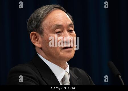 (200916) -- TOKIO, 16. September 2020 (Xinhua) -- Yoshihihide Suga, Japans neuer Premierminister, spricht während einer Pressekonferenz in Tokio, Japan, am 16. September 2020. Yoshihide Suga, der neue Vorsitzende der regierenden Liberaldemokratischen Partei, wurde am Mittwoch in einer außerordentlichen Parlamentssitzung zum neuen japanischen Premierminister gewählt, um Shinzo Abe zu folgen. (Carl Court/Pool via Xinhua) Quelle: Xinhua/Alamy Live News Stockfoto