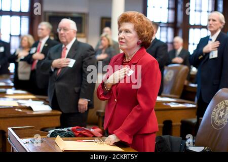 Austin, TX 15. Dezember 2008: Kurfürst Melba McDow rezitiert das Versprechen von Allegiance, während das Electoral College im Texas Capitol in Austin zusammenkommt. 34 republikanische Wähler trafen sich, um die McCain-Palin-Karte einstimmig zu wählen. Die feierliche Veranstaltung findet nach dem Bundeswahlgesetz am zweiten Montag im Monat nach den Wahlen im November statt. ©Bob Daemmrich Stockfoto