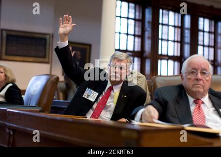 Austin, TX 15. Dezember 2008: James Wiggins hebt die Hand, um zu wählen, während das Electoral College im Texas Capitol in Austin zusammenkommt. 34 republikanische Wähler trafen sich, um die McCain-Palin-Karte einstimmig zu wählen. Die feierliche Veranstaltung findet nach dem Bundeswahlgesetz am zweiten Montag im Monat nach den Wahlen im November statt. ©Bob Daemmrich Stockfoto