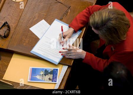 Austin, TX 15. Dezember 2008: Das Mitglied des Texas Electoral College bestätigt ihre Unterschrift, als sich das Electoral College im Texas Capitol in Austin trifft. 34 republikanische Wähler trafen sich, um die McCain-Palin-Karte einstimmig zu wählen. Die feierliche Veranstaltung findet nach dem Bundeswahlgesetz am zweiten Montag im Monat nach den Wahlen im November statt. ©Bob Daemmrich Stockfoto