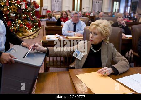 Austin, TX 15. Dezember 2008: Kurfürst Brenda Zielke stimmt beim Wahlkollegium im Texas Capitol in Austin ab. 34 republikanische Wähler trafen sich, um die McCain-Palin-Karte einstimmig zu wählen. Die feierliche Veranstaltung findet nach dem Bundeswahlgesetz am zweiten Montag im Monat nach den Wahlen im November statt. ©Bob Daemmrich Stockfoto