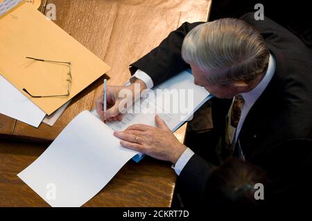 Austin, TX 15. Dezember 2008: Das Mitglied des Texas Electoral College beglaubigt seine Unterschrift, als sich das Electoral College im Texas Capitol in Austin trifft. 34 republikanische Wähler trafen sich, um die McCain-Palin-Karte einstimmig zu wählen. Die feierliche Veranstaltung findet nach dem Bundeswahlgesetz am zweiten Montag im Monat nach den Wahlen im November statt. ©Bob Daemmrich Stockfoto