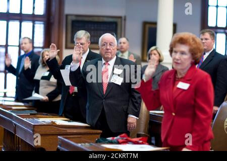 Austin, TX 15. Dezember 2008: Kurfürstin Melba McDow legt den Amtseid ab, während sich das Electoral College im Texas Capitol in Austin trifft. 34 republikanische Wähler trafen sich, um die McCain-Palin-Karte einstimmig zu wählen. Die feierliche Veranstaltung findet nach dem Bundeswahlgesetz am zweiten Montag im Monat nach den Wahlen im November statt. ©Bob Daemmrich Stockfoto