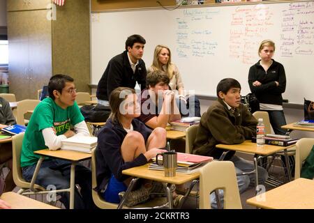 Midland, TX 20. Januar 2009: Studenten der Regierung und der Geschichte der Midland High School sehen während des Unterrichts am Dienstag die Amtseinführung von Präsident Barack Obama im Fernsehen. Nur für redaktionelle Zwecke. ©Bob Daemmrich Stockfoto