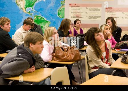 Midland, TX 20. Januar 2009: Studenten der Regierung und der Geschichte der Midland High School sehen während des Unterrichts am Dienstag die Amtseinführung von Präsident Barack Obama im Fernsehen. Nur für redaktionelle Zwecke. ©Bob Daemmrich Stockfoto