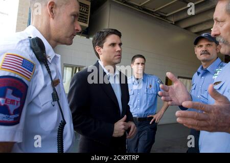 San Marcos, TX 23. Oktober 2008: Der demokratische Republikaner Patrick Rose (c) trifft sich mit Feuerwehrleuten in seinem Bezirk Hays County im Rahmen einer Kampagne. ©Bob Daemmrich Stockfoto