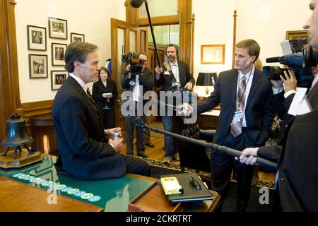 Austin, TX 13. Januar 2009: Erster Tag der 81. Sitzung der Texas Legislature auf der Etage des Repräsentantenhauses, während der Sprecher des Repräsentantenhauses Joe Straus nach der Sitzung mit Reportern in seinem Büro spricht. ©Bob Daemmrich Stockfoto