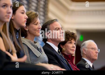 Austin, TX, 13. Januar 2009: Erster Tag der 81. Sitzung der texanischen Gesetzgebung auf der Ebene des Repräsentantenhauses, während der Sprecher des Repräsentantenhauses Joe Straus (c) eine Rede mit seiner Familie hört. ©Bob Daemmrich Stockfoto