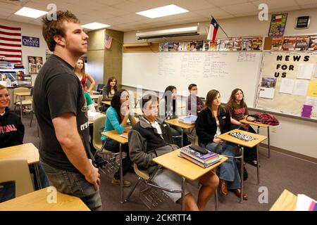 Midland, TX 20. Januar 2009: Studenten der Regierung und der Geschichte der Midland High School sehen während des Unterrichts am Dienstag die Amtseinführung von Präsident Barack Obama im Fernsehen. Nur für redaktionelle Zwecke. ©Bob Daemmrich Stockfoto