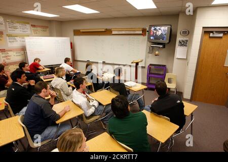 Midland, TX 20. Januar 2009: Studenten der Regierung und der Geschichte der Midland High School sehen während des Unterrichts am Dienstag die Amtseinführung von Präsident Barack Obama im Fernsehen. Nur für redaktionelle Zwecke. ©Bob Daemmrich Stockfoto