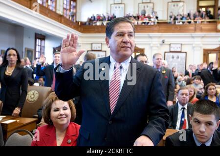 DATEI Austin, TX 13. Januar 2009: Erster Tag der 81. Sitzung der Texas Legislature auf der Etage des Repräsentantenhauses, während der Repräsentant Kino Flores (D-Edinburg) den Amtseid ablegt. ©Bob Daemmrich Stockfoto