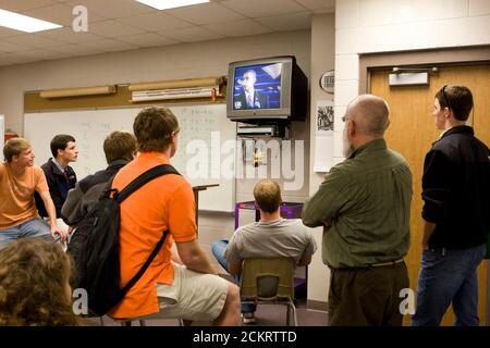 Midland, TX 20. Januar 2009: Studenten der Regierung und der Geschichte der Midland High School sehen während des Unterrichts am Dienstag die Amtseinführung von Präsident Barack Obama im Fernsehen. Nur für redaktionelle Zwecke. ©Bob Daemmrich Stockfoto