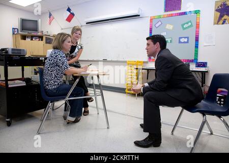 San Marcos, TX 23. Oktober 2008: Der demokratische Republikaner Patrick Rose (c) trifft sich mit Grundschullehrern, um seine Wiederwahl in seinem Hays County und Caldwell County Distrikt zu besprechen. ©Bob Daemmrich Stockfoto