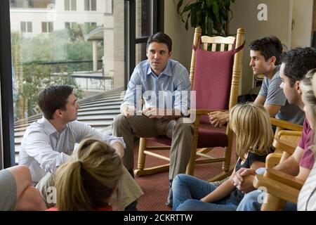 San Marcos, TX 23. Oktober 2008: Der demokratische Repräsentant Patrick Rose (c) trifft sich mit Studenten der Texas State University, um seine Wiederwahlkampagne in seinem Hays County und Caldwell County Distrikt zu diskutieren. ©Bob Daemmrich Stockfoto