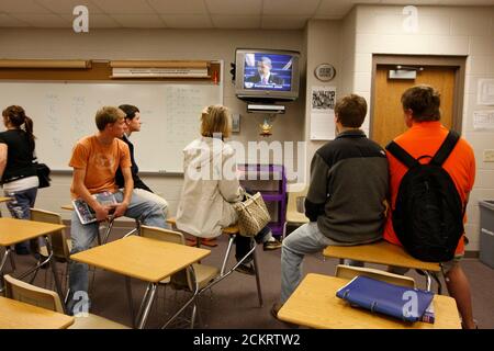 Midland, TX 20. Januar 2009: Studenten der Regierung und der Geschichte der Midland High School sehen während des Unterrichts am Dienstag die Amtseinführung von Präsident Barack Obama im Fernsehen. Nur für redaktionelle Zwecke. ©Bob Daemmrich Stockfoto