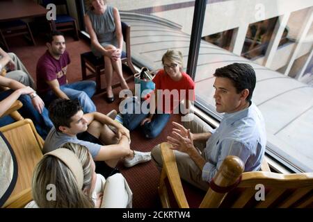 San Marcos, TX 23. Oktober 2008: Der demokratische Repräsentant Patrick Rose (c) trifft sich mit Studenten der Texas State University, um seine Wiederwahl in seinem Hays County und Caldwell County Distrikt zu besprechen. ©Bob Daemmrich Stockfoto