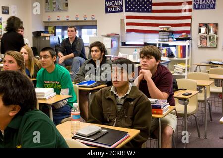 Midland, TX 20. Januar 2009: Studenten der Regierung und der Geschichte der Midland High School sehen während des Unterrichts am Dienstag die Amtseinführung von Präsident Barack Obama im Fernsehen. Nur für redaktionelle Zwecke. ©Bob Daemmrich Stockfoto