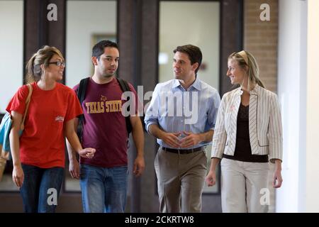 San Marcos, TX 23. Oktober 2008: Der demokratische Repräsentant Patrick Rose (c) trifft sich mit Studenten der Texas State University, um seine Wiederwahl in seinem Hays County und Caldwell County Distrikt zu besprechen. ©Bob Daemmrich Stockfoto