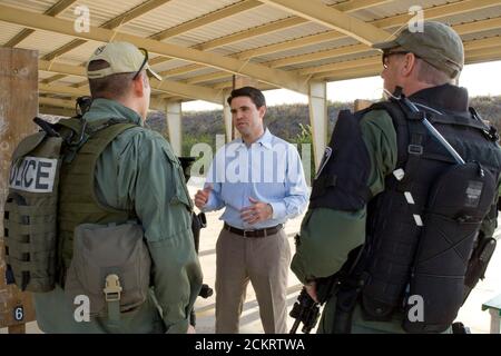 San Marcos, TX 23. Oktober 2008: Der demokratische Repräsentant Patrick Rose (c) trifft sich mit Polizeibeamten und erhält Schusswaffenunterricht in seinem Hays County und Caldwell County Bezirk. ©Bob Daemmrich Stockfoto