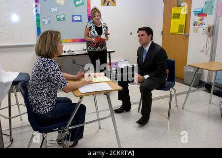 San Marcos, TX 23. Oktober 2008: Der demokratische Republikaner Patrick Rose (c) trifft sich mit Grundschullehrern, um seine Wiederwahl in seinem Hays County und Caldwell County Distrikt zu besprechen. ©Bob Daemmrich Stockfoto