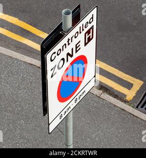 Thanet, Kent, England, Großbritannien. 2020. Straßenschild für eine kontrollierte Zone, kein Parkplatz zwischen 8.00 und 20.00 Uhr. Kein Warten und doppelte gelbe Linien. Stockfoto