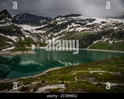 Blick auf den Weiss See bei Enzingerboden, Österreich, Europa. Nationalpark hohe Tauern. Charmanter See mit erstaunlichen tiefen bunten Wasser und Gletschern. Stockfoto