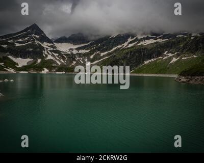 Blick auf den Weiss See bei Enzingerboden, Österreich, Europa. Nationalpark hohe Tauern. Charmanter See mit erstaunlichen tiefen bunten Wasser und Gletschern. Stockfoto