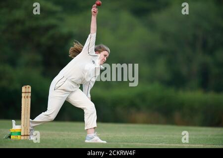 Weibliche Cricket-Spieler Bowling, Dorset, England. Stockfoto