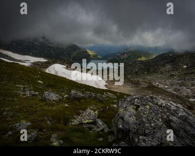 Blick auf den Weiss See bei Enzingerboden, Österreich, Europa. Nationalpark hohe Tauern. Charmanter See mit erstaunlichen tiefen bunten Wasser und Gletschern. Stockfoto