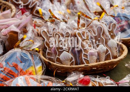 Lebkuchenkekse in Form eines lustigen Hasen mit Eis Stockfoto