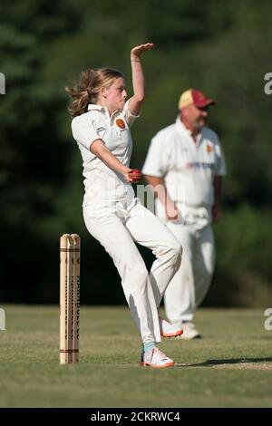 Weibliche Cricket-Spieler Bowling, Dorset, England. Stockfoto