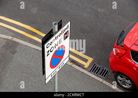 Thanet, Kent, England, Großbritannien. 2020. Straßenschild für eine kontrollierte Zone, kein Parkplatz zwischen 8.00 und 20.00 Uhr. Kein Warten und doppelte gelbe Linien. Stockfoto