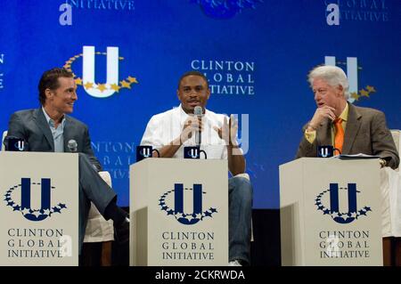 Austin, TX 14. Februar 2009: Der ehemalige Präsident Bill Clinton (r) veranstaltet die zweite jährliche Clinton Global Initiative University, eine Konferenz, an der mehr als 1,000 Studenten teilnehmen, um Maßnahmen zu globalen Herausforderungen wie Armut, Hunger, Energie, Klimawandel und globale Gesundheit zu ergreifen. Von links nach rechts sind der Schauspieler Matthew McConaughey, der NFL-Spieler Nnamdi Asomugha und Clinton zu sehen. ©Bob Daemmrich Stockfoto