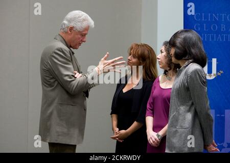 Austin, TX 14. Februar 2009: Der ehemalige Präsident Bill Clinton (l.) spricht mit den Teilnehmern, während er die zweite jährliche Clinton Global Initiative University veranstaltet, eine Konferenz, an der mehr als 1,000 Studenten teilnehmen, um Maßnahmen zu globalen Herausforderungen wie Armut, Hunger, Energie, Klimawandel und globale Gesundheit zu ergreifen. ©Bob Daemmrich Stockfoto