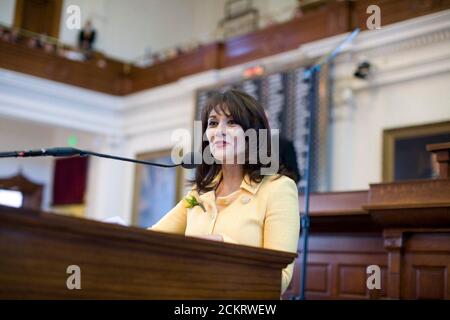 Austin, TX, 13. Januar 2009: Erster Tag der 81. Sitzung der texanischen Legislative auf der Etage des Repräsentantenhauses, als die hispanische Rep. Yvonne Gonzalez Toureilles (D-Raymondville) vom vorderen Mikrofon spricht. ©Bob Daemmrich Stockfoto