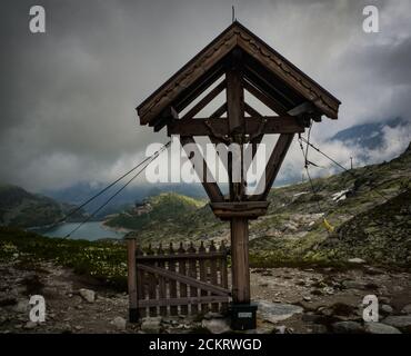 Blick auf den Weiss See bei Enzingerboden, Österreich, Europa. Nationalpark hohe Tauern. Charmanter See mit erstaunlichen tiefen bunten Wasser und Gletschern. Stockfoto